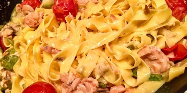 Tagliatelle bune cu somon fume si legume