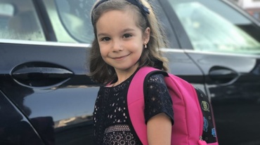 Prima noastră zi de școală: soață cu bigudiuri, tată morocănos și un buchet de scaieți