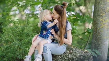 Pupatul copilului pe gură. Este bine sau nu să îţi pupi copilul pe gură? Ce spun terapeuţii