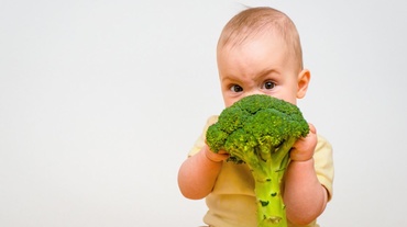 Autodiversificarea: alimente pe care bebelușul le poate mânca singur, în funcţie de vârstă