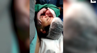 Momentul emoţionant în care un nou-născut se agaţă de mama lui - VIDEO