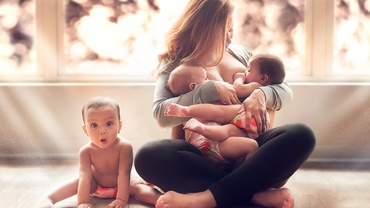 O serie fascinantă de fotografii atemporale cu mămici care alăptează. Momentele sunt magice