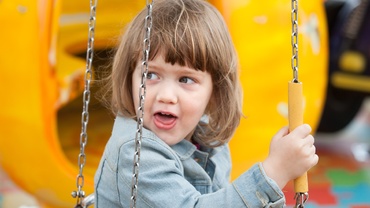 Cum mersul în parc îi poate afecta dinții unui copil