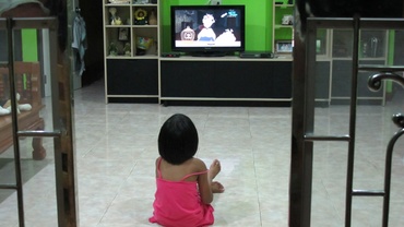 O altfel de abordare despre cum să NU-i interzici copilului televizorul