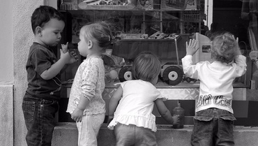 Cum îi învățăm pe copii să aibă limită la cumpărături de jucării?