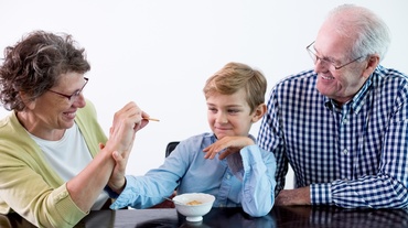 5 metode de a-i convinge pe bunici să ofere gustări sănătoase nepoţilor