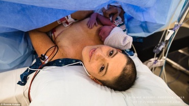 Fotografiile impresionante ale unei tinere bolnave de cancer, care a născut un bebeluş sănătos. „Băiatul meu este dovada că poţi să faci chimioterapie, cât eşti gravidă”