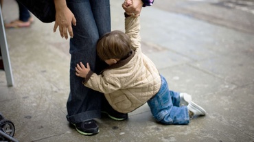 Dragi oameni fără copii, nu mai judecaţi părinţii! Niciodată!