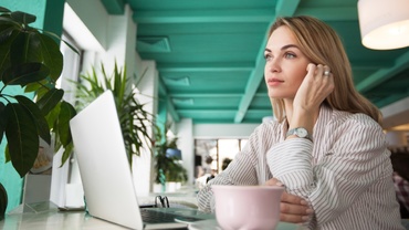 Uite-te în oglindă, nu peste gard!