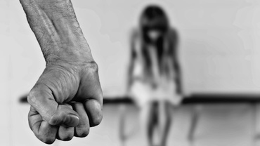 Specialistul întreabă: „Tati, te simți mai bărbat dacă o lovești?”