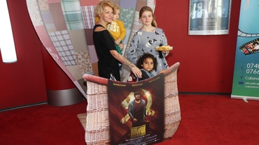 Dana Nălbaru şi Dragoş Bucur, părinţii unei perechi de copii, au adoptat o fetiţă