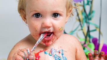 Bebeluşul nu ştie să mestece? Cum să îl învăţăm şi de ce trebuie să o facem cât mai repede posibil