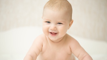 Cum îţi transmite bebe că este fericit, în funcţie de vârsta pe care o are