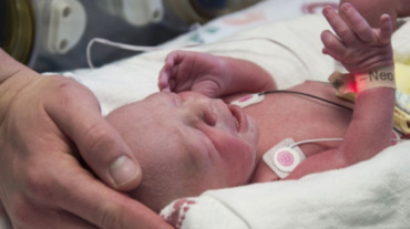 Un bebeluş a fost adus pe lume după ce mama lui a suferit un transplant de uter
