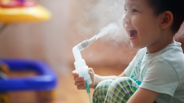 Cum îți ajuți copilul să accepte tratamentul cu aerosoli în câțiva pași simpli