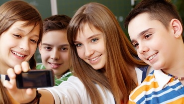 Elevii francezi nu vor mai avea voie cu telefoane mobile la şcoală. Ce se întâmplă în România