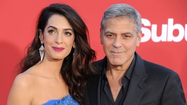 Gestul prin care George şi Amal Clooney s-au scuzat în faţa pasagerilor din avion, pentru faptul că le plâng bebeluşii