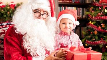 De ce atâta grabă să ne maturizăm copiii? Să-i lăsăm să mai creadă în Moș Crăciun