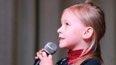 “Copilul meu nu vrea să înveţe poezia”. Cum vindecăm anxietatea de a vorbi în public