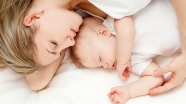 Cum a trecut copilul meu de la cosleeping la dormitul singur în pat