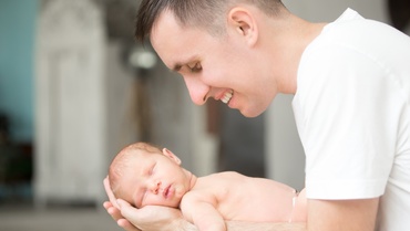Concediu paternal. Cum poate obţine proaspătul tătic zile libere, în acest an