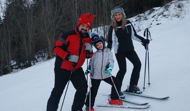 Când punem copiii pe schiuri și ce beneficii are o tabără de ski?