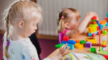 Copiii nu spun ”Am avut o zi grea la grădiniță, pot să îți povestesc?”, ci ”Te joci cu mine?”