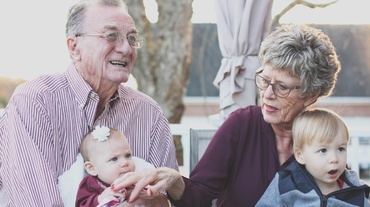 Bunicuțo, de ce ai geanta așa de grea? Că ți-am adus bomboane