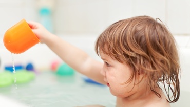 Copilul mic nu trebuie lăsat nicio clipă singur în cadă, nici dacă stă pe scăunel! Povestea pe care ar trebui să o citim cu toţii