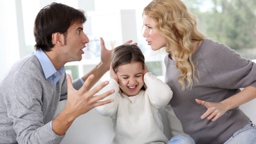 Fraze aparent neînsemnate pe care soţul nu trebuie să le spună niciodată soţiei, de faţă cu copilul