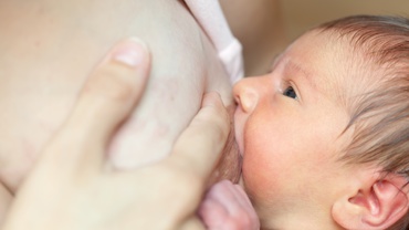 Vărsăturile bebeluşului - Bebeluşul meu vomită prea des. Ce poate avea?