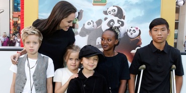 Angelina Jolie, sfaturi pentru fiicele ei: „Oricine se poate îmbrăca cu o rochie şi poate purta machiaj. Mintea voastră este cea care vă defineşte”.