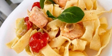 Tagliatelle delicioase cu somon proaspat şi legume
