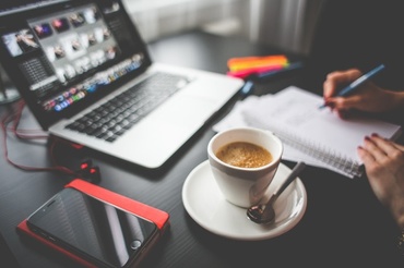Tu îl ajuți pe bloggerul tău preferat?