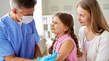 Părintii care nu vor participa la cursurile privind vaccinarea copiilor vor fi amendaţi