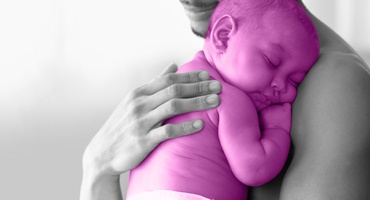 Skin-to-skin. Cum se poate conecta tatăl cu bebeluşul, când numai mama îl poate hrăni