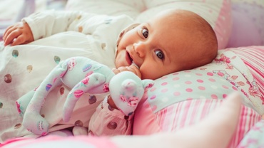 Când poate dormi bebeluşul pe pernă