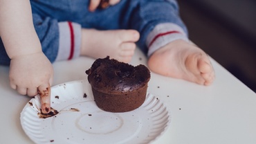 Ciocolata şi copilul – când şi cât îi dăm, avantaje şi dezavantaje