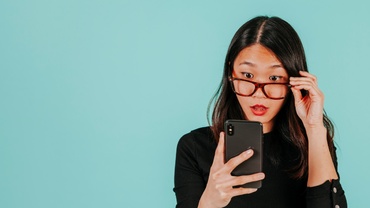 Țăcănita, Scorpia, Nu răspunde. Tu cum ai oamenii trecuți în telefon?