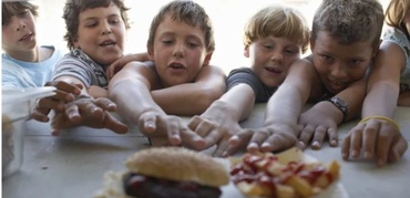 Realitate românească: cu școala la fast-food