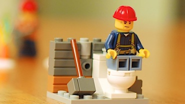 Scrisoare deschisă către cei care fac căcuță în toalete publice, dar după aceea nu folosesc peria