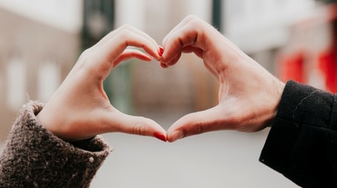 Fericirea e făcută din bucăți de bine rupte. Tu le lipești între ele