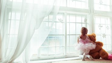 Copilul modern, între clopot de sticlă și neglijență