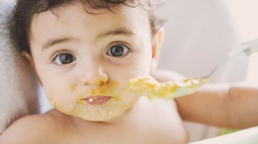 De ce este interzis să îi dăm bebeluşului miere de albine