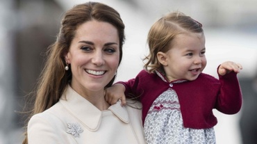 Primele imagini oficiale cu bebeluşul regal, prinţul Louis, alături de prinţesa Charlotte. Emoţionant!