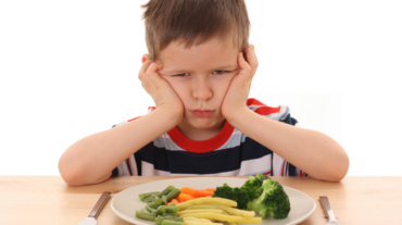 8 metode ale copiilor de a evita să mănânce ce nu le place
