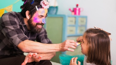 De ce ar trebui să râzi mult când ești părinte?