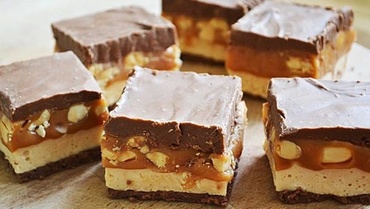 Prăjitura Snickers de casă – desertul pe care iubitorii de ciocolată cu alune îl adoră