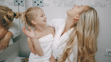 Până la ce vârstă poți sta dezbrăcat în fața copilului