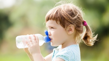 Câtă apă trebuie să bea un copil de 1-3 ani
